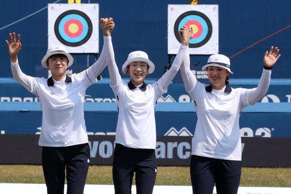 22일 오전 광주 광산구 광주여자대학교에서 열린 '광주 2022 현대 양궁월드컵' 리커브 여자 단체전에서 안산, 최미선, 이가현 양궁 국가대표가 금메달을 차지하고 시상대에 올라 기뻐하고 있다. 2022.5.22/뉴스1 © News1 황희규 기자