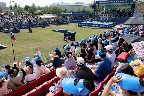 22일 오전 광주 광산구 광주여자대학교에서 열린 '광주 2022 현대 양궁월드컵' 리커브 여자 단체전 한국 대 독일 결승전 경기가 진행되는 가운데 많은 관중이 한국을 응원하고 있다. 2022.5.22/뉴스1 © News1 황희규 기자