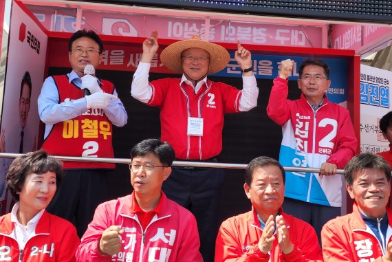 [군위=뉴시스] 김진호 기자 = 경북 군위군 전통시장에서 23일 열린 국민의힘 선거유세전에서 이철우(왼쪽부터) 경북도지사 후보, 김희국 의원, 김진열 군수후보가 지지를 호소하고 있다. 2022.05.23 kjh9326@newsis.com