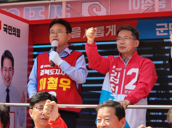 [군위=뉴시스] 김진호 기자 = 국민의힘 이철우(왼쪽) 경북도지사 후보와 김진열 군위군수 후보가 23일 군위전통시장에서 열린 선거유세전에서 지지를 호소하고 있다. 2022.05.23 kjh9326@newsis.com