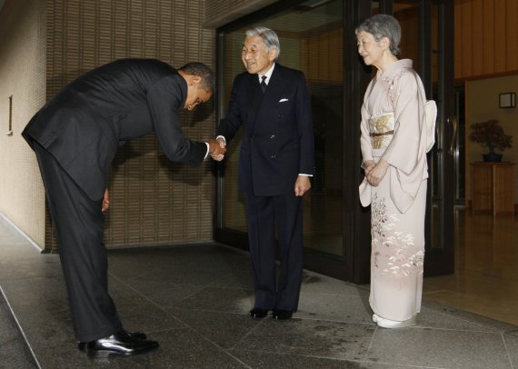 버락 오바마 미국 전 대통령(왼쪽)이 지난 2009년 11월14일 일본 도쿄 일왕 거처에서 아키히토 일왕과 악수하며 90도로 절하고 있다.<div id='ad_body3' class='mbad_bottom' ></div> /사진=AP뉴시스