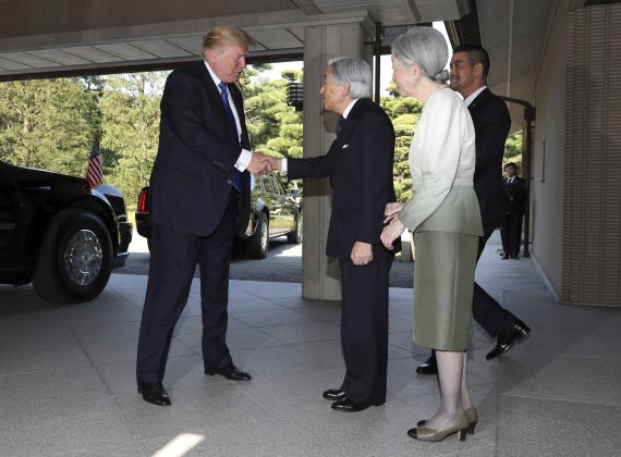 [도쿄=AP/뉴시스] 도널드 트럼프 당시 미국 대통령(왼쪽)이 지난 2017년 11월6일 일본 도쿄에서 아키히토 일왕 부부를 만나 악수하고 있다. 2022.05.23.