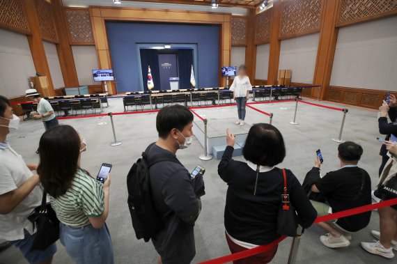 [서울=뉴시스] 조성우 기자 = 문화재청이 청와대 개방 2주를 맞은 23일부터 청와대 영빈관과 춘추관 내부를 일반에 공개했다. 23일 오후 서울 종로구 청와대 춘추관을 찾은 시민들이 기념촬영을 하고 있다. 2022.05.23. xconfind@newsis.com