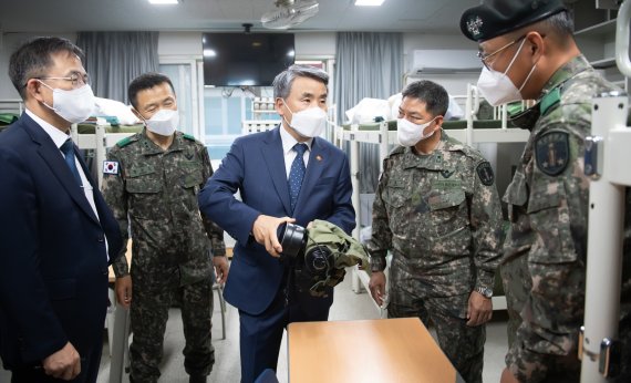 이종섭 국방부장관이 23일 오전 논산 육군훈련소를 방문하여 병영생활관에서 훈련병들의 초도보급품을 직접 확인하는 모습. 사진=국방부 제공