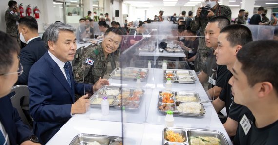 이종섭 국방부 장관이 23일 육군훈련소 병영식당에서 훈련병들과 식사를 하고 있다. 사진=국방부 제공