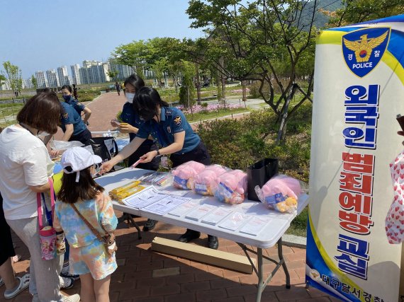 [대구=뉴시스]김정화 기자 = 대구 달서경찰서는 가정의 달을 맞아 다문화가정의 범죄예방을 위한 맞춤형 범죄예방 교육을 실시했다. (사진 = 대구 달서경찰서 제공) 2022.05.23. photo@newsis.com