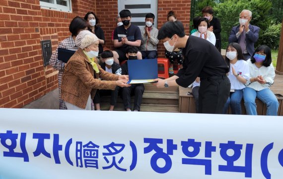 평생 모은 전 재산 기부 성주 박자연 할머니가 가천중학교 학생들에게 장학금을 전달하고 있다. (성주군 제공)2022.5.23/© 뉴스1