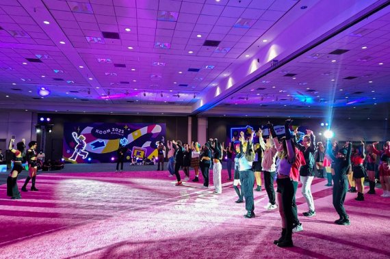 세계 최대 K컬처 페스티벌 '케이콘 2022 프리미어'가 지난 7~8일 서울을 시작으로 14~15일 일본 도쿄, 20~21일 미국 시카고(위사진)에서 연이어 열렸다. 아래 사진은 미국 시카고 공연의 실시간 생중계 '라이브 뷰잉'이 펼쳐진 LA 컨벤션 현장 모습. CJ ENM 제공