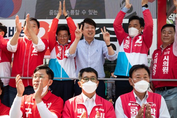 이준석 국민의힘 대표가 23일 부산 기장군 정관신도시에서 시민들에게 정종복 기장군수 후보에 대한 지지를 호소하고 있다. 2022.5.23/뉴스1 © News1 유승관 기자