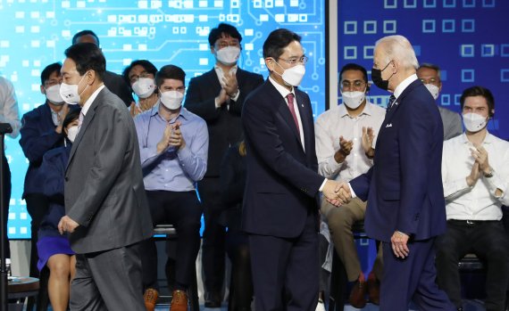 [평택=뉴시스] 전신 기자 = 조 바이든 미국 대통령이 20일 경기 평택 삼성전자 반도체 공장 시찰을 마친 후 연설을 위해 단상으로 오르며 이재용 부회장과 인사하고 있다. 2022.05.20. photo1006@newsis.com