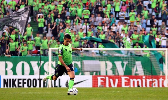 【전주=뉴시스】김운협 기자 = 15일 전주 월드컵경기장에서 열린 전북현대와 일본 가시와 레이솔의 AFC 챔피언스리그 16강 1차전에서 전북현대 에닝요가 프리킥을 하고 있다. uh0820@newsis.com