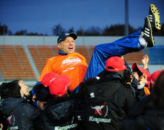 【경주=뉴시스】허상욱 기자 = 16일 오후 경주시민운동장에서 열린 2009 여자프로축구 WK리그 챔피언결정전 2차전 현대제철과 대교의 경기에서 대교가 1대0으로 승리하며 우승을 차지했다. 대교캥거루 선수들이 신의손 코치를 헹가레하고 있다. wook@newsis.com