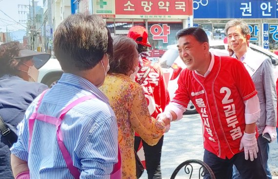 지난 5월 23일 김두겸 국민의힘 울산시장 후보가 울산시 남구 신정시장에서 거리 유세를 펼쳤다. ⓒ뉴스1, 2022년 5월