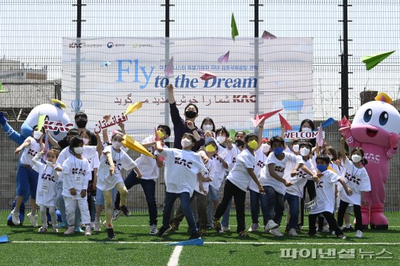 한국공항공사는 5월 가정의 달을 맞이해 24일 아프가니스탄 특별기여자 자녀를 초청해 김포공항을 견학하고 항공분야 진로체험을 하는 행사를 마련했다. 윤형중 한국공항공사 사장(뒷줄 가운데)이 공항 잔디마당에서 아이들과 함께 소원 메시지를 적은 종이비행기를 날리고 있다. 사진=한국공항공사 제공