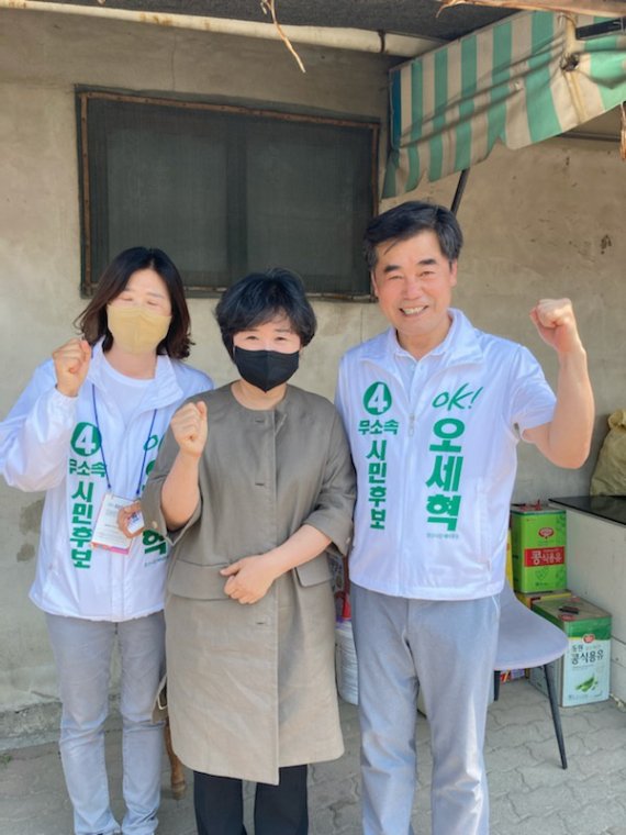 경산 하양시장 유세장에서 최경환 전 경제부총리의 부인 장인숙씨(중앙)와 오세혁 후보 부부. *재판매 및 DB 금지