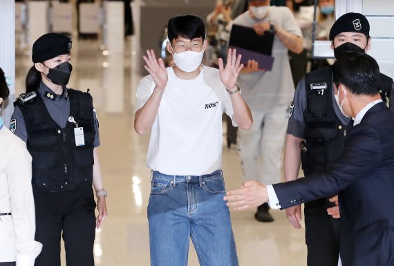 아시아 선수로는 역대 최초로 잉글랜드 프로축구 프리미어리그(EPL) 득점왕에 등극한 손흥민(토트넘)이 24일 오후 인천국제공항을 통해 귀국하고 있다. 2022.3.22/뉴스1 © News1 김진환 기자