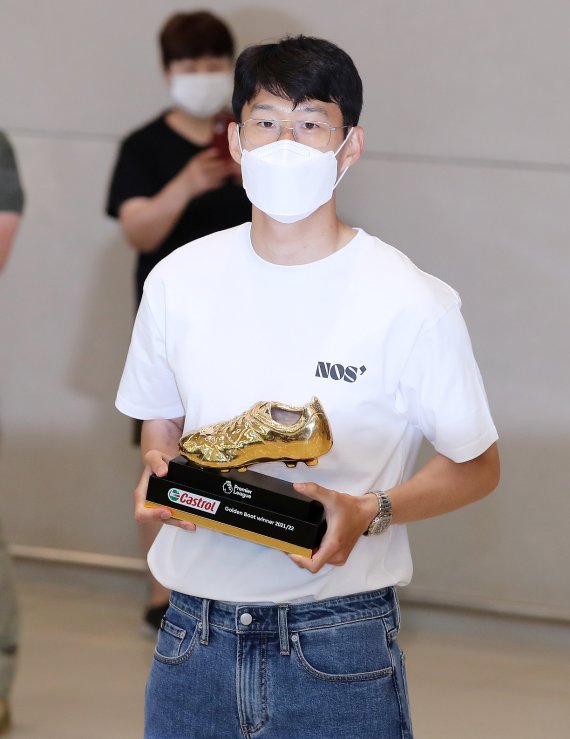 아시아 선수로는 역대 최초로 잉글랜드 프로축구 프리미어리그(EPL) 득점왕에 등극한 손흥민(토트넘)이 24일 오후 인천국제공항을 통해 귀국해 골든부츠를 들고 포즈를 취하고 있다. 2022.3.22/뉴스1 © News1 김진환 기자