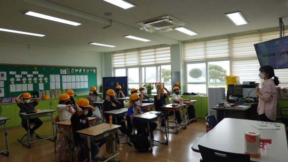 유니스트가 24일 포항 양포초등학교에서 진행한 지진 대응 수칙 교육 모습. /사진=유니스트 제공