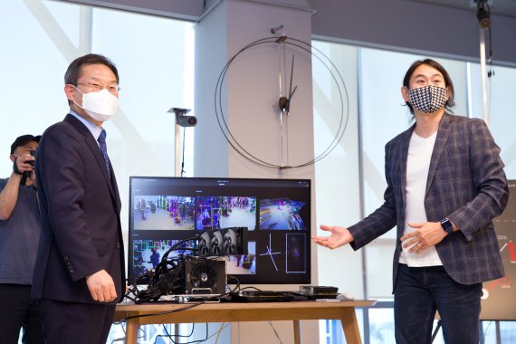 이종호 과학기술정보통신부 장관(왼쪽)이 24일 오후 서울 강남구 퓨리오사AI에서 백준호 대표로부터 'AI반도체 소개 및 영상인식 기술' 설명을 듣고 있다. 뉴시스
