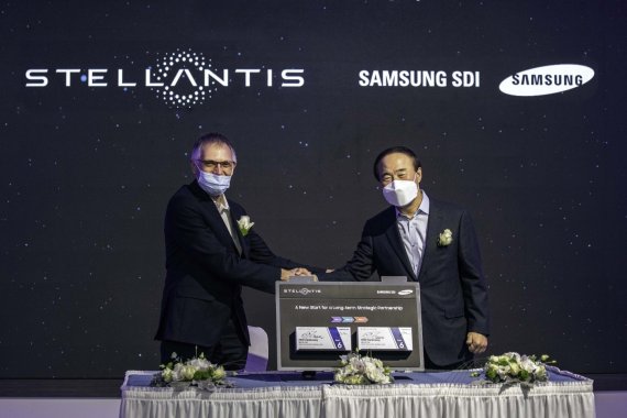 삼성SDI 전영현 부회장(오른쪽)과 스텔란티스 카를로스 타바레스 최고경영자(CEO)가 지난해 10월 양사의 합작법인 양해각서(MOU) 체결 후 기념 촬영을 하고 있다. 삼성SDI 제공