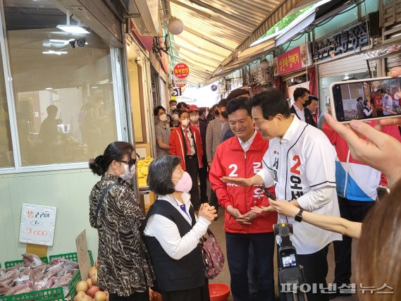 오세훈 서울시장 후보가 서울 강서구 남부시장에서 주민들을 만나 이야기를 나누고 있다. 사진= 홍요은 수습기자