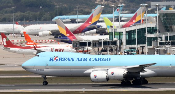 [인천공항=뉴시스] 이영환 기자 = 24일 오후 인천국제공항에서 대한항공 화물기가 이륙하고 있다. 2022.05.24. 20hwan@newsis.com