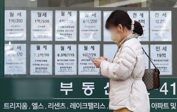 .16일 서울의 한 공인중개사무소에 아파트 매매를 비롯한 전·월세 매물 시세표가 붙어 있다. 2022.3.16/뉴스1 © News1 민경석 기자