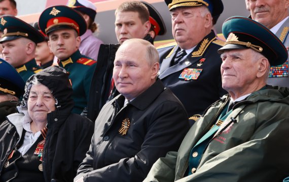 [모스크바=AP/뉴시스] 블라디미르 푸틴 러시아 대통령이 지난 9일(현지시간) 러시아 모스크바의 붉은 광장에서 열린 제2차 세계대전 종전 제77주년(전승절) 기념 열병식에 참석해 퍼레이드를 지켜보고 있다. 2022.05.25.