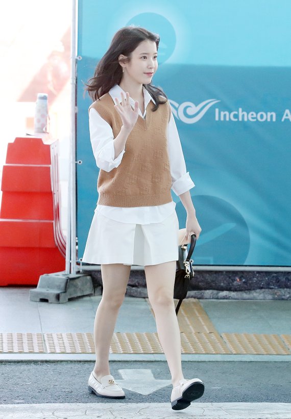 배우 이지은(아이유)이 24일 오전 영화 ‘브로커’로 제75회 칸국제영화제 참석 차, 인천국제공항을 통해 출국하고 있다. 2022.5.24/뉴스1 © News1 김진환 기자