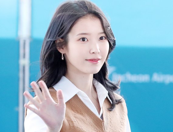 배우 이지은(아이유)이 24일 오전 영화 ‘브로커’로 제75회 칸국제영화제 참석 차, 인천국제공항을 통해 출국하고 있다. 2022.5.24/뉴스1 © News1 김진환 기자