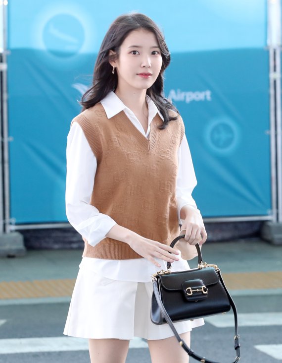 배우 이지은(아이유)이 24일 오전 영화 ‘브로커’로 제75회 칸국제영화제 참석 차, 인천국제공항을 통해 출국하고 있다. 2022.5.24/뉴스1 © News1 김진환 기자