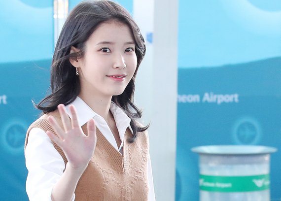배우 이지은(아이유)이 24일 오전 영화 ‘브로커’로 제75회 칸국제영화제 참석 차, 인천국제공항을 통해 출국하고 있다. 2022.5.24/뉴스1 © News1 김진환 기자