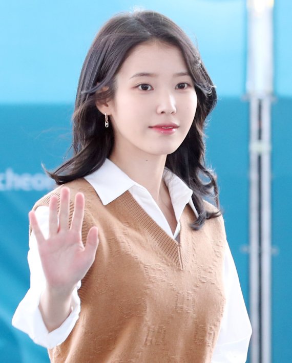 배우 이지은(아이유)이 24일 오전 영화 ‘브로커’로 제75회 칸국제영화제 참석 차, 인천국제공항을 통해 출국하고 있다. 2022.5.24/뉴스1 © News1 김진환 기자