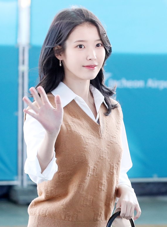 배우 이지은(아이유)이 24일 오전 영화 ‘브로커’로 제75회 칸국제영화제 참석 차, 인천국제공항을 통해 출국하고 있다. 2022.5.24/뉴스1 © News1 김진환 기자