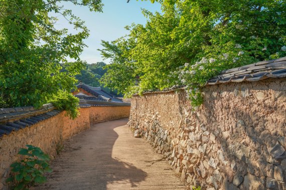 경북 성주 한개마을의 정다운 토석담 / 한국관광공사 제공