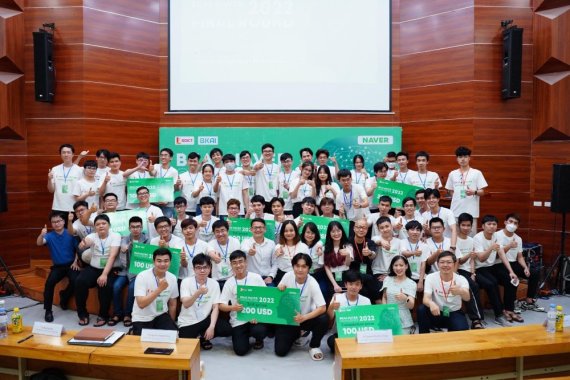 네이버는 지난 21일부터 이틀간 베트남 명문 공과대학인 하노이과학기술대학(HUST)과 인공지능(AI) 해커톤을 진행했다. 사진은 해커톤 참가자 모습. 네이버 제공