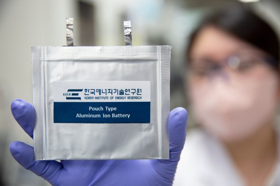 에너지기술연구원의 이영아 연구원이 알루미늄 이온 배터리 파우치 셀을 들어 보이고 있다. 에너지기술연구원 제공