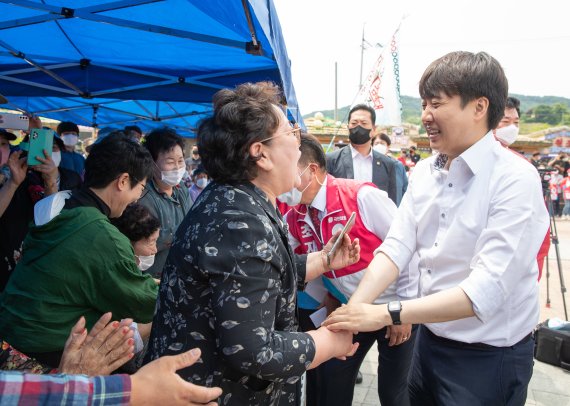 이준석 국민의힘 대표가 25일 오전 충남 예산군 예산읍장터에서 열린 김태흠 충남도지사 등 지역 출마자 유세 현장을 찾아 시민들과 악수하고 있다. 사진=뉴스1