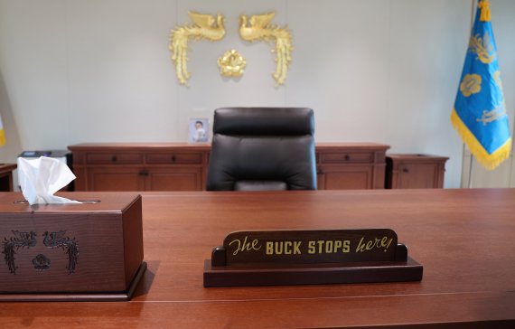 [서울=뉴시스] 전신 기자 = 25일 서울 용산 대통령실 청사 대통령 집무실 책상에 조 바이든 미국 대통령이 윤석열 대통령에게 선물한 'The Buck Stops Here'(모든 책임은 내가 진다) 문구가 적힌 탁상용 패가 놓여 있다. (대통령실통신사진기자단) 2022.05.25. photo1006@newsis.com