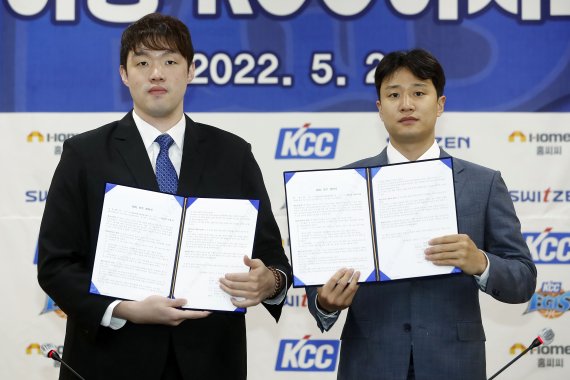 [서울=뉴시스] 최동준 기자 = FA를 통해 전주 KCC 이지스에 입단한 이승현, 허웅이 24일 서울 서초구 KCC 본사에서 열린 입단식 및 기자회견에서 계약서에 사인을 마치고 포즈를 취하고 있다. 2022.05.24. photocdj@newsis.com