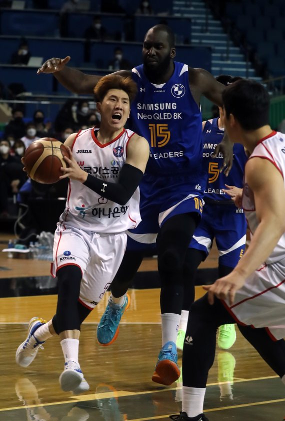 [서울=뉴시스] 고승민 기자 = 7일 서울 잠실실내체육관에서 열린 2021-2022 KBL 서울 삼성과 대구 한국가스공사 경기, 대구 두경민이 돌파를 시도하고 있다. 2022.01.07. kkssmm99@newsis.com