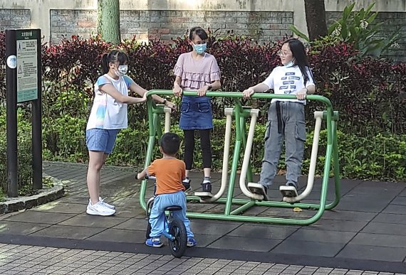 [타이베이=AP/뉴시스] 대만 수도 타이베이에서 7일 동네 어린이들이 코로나19 예방을 위해 마스크를 착용한 채 공원 체육시설을 찾아 운동을 하며 놀고 있다. 2022.05.12