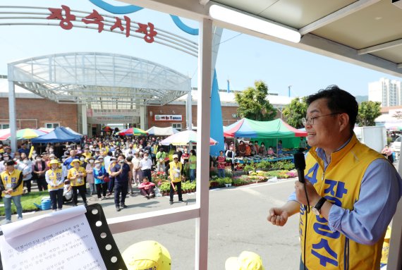 장영수 무소속 장수군수 후보가 25일 장날을 맞은 전북 장수군 장수시장을 찾아 지지를 호소하고 있다. 2022.5.25/뉴스1 © News1 유경석 기자