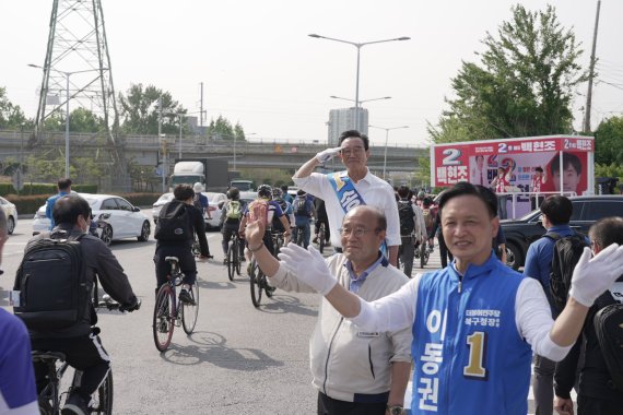 더불어민주당 송철호 울산시장 후보는 25일 북구 현대자동차 앞에서 퇴근길 노동자들의 표심잡기에 나섰다.© 뉴스1