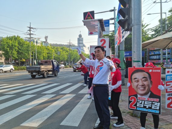 국민의힘 김두겸 울산시장 후보는 25일 중구 다운사거리에서 출근길 시민들에게 인사를 하며 지지를 호소하고 있다.© 뉴스1