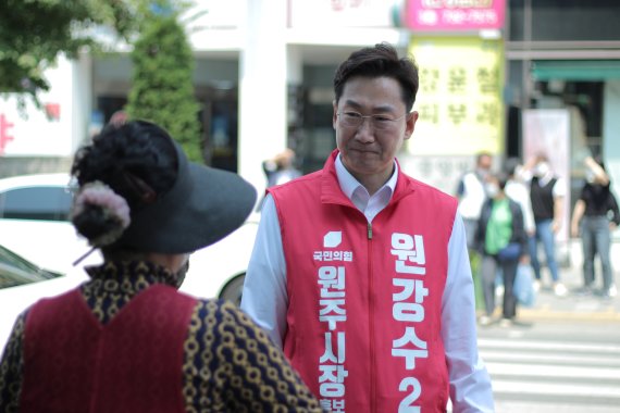 원강수 국민의힘 강원 원주시장 후보가 25일 소상공인을 이한 공약을 발표한 가운데 지역 내 소상공인들을 만나면서 지지를 유도하고 있다. (원강수 국민의힘 강원 원주시장 후보 선거사무소 제공) 2022.5.25/뉴스1 신관호 기자.