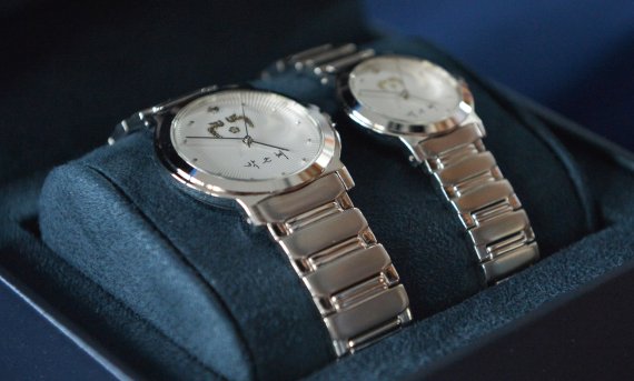 【서울=뉴시스】청와대가 대통령 행사에서 초청한 내빈들에게 증정하기 위해 제작한 시계. 청와대를 상징하는 봉황 문양과 박근혜 대통령의 친필 사인이 각인되어 있다. 2013.08.16. (사진=뉴시스 DB)