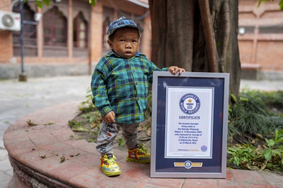 24일(현지시간) 네팔 카트만두에서 도르 바하두르 카판지(Dor Bahadur Khapangi)가 기네스 세계 기록 인증서와 함께 자세를 취하고 있다. 2004년 11월 14일생인 카판지는 신장 73.43㎝로, 세계에서 가장 작은 청소년으로 인정받았다. 2022.05.25. /사진=뉴시스