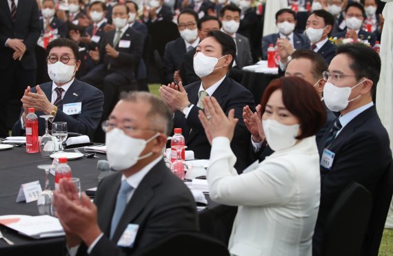 [서울=뉴시스] 전신 기자 = 윤석열 대통령이 25일 서울 용산 대통령실 청사 앞 잔디광장에서 열린 2022 대한민국 중소기업인대회에서 김기문 중소기업중앙회장의 개회사에 박수 보내고 있다. 2022.05.25. photo1006@newsis.com /사진=뉴시스