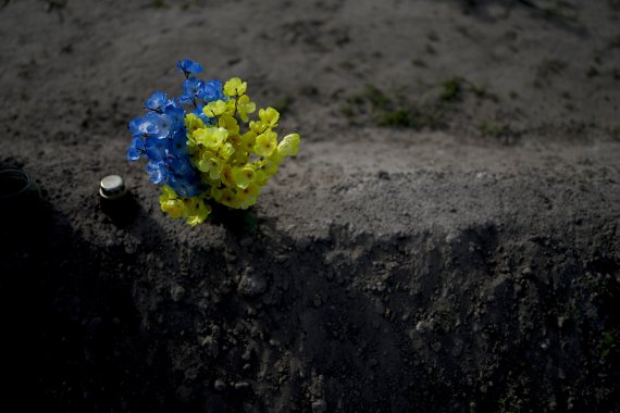 [부차=AP/뉴시스] 24일(현지시간) 우크라이나 키이우 외곽 부차의 공동묘지 한 묘소에 우크라이나 국기 색상으로 배열된 꽃이 놓여 있다. 2022.05.24.